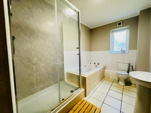 Bilik mandi di 4 Double Bed home in Newmarket - Tattersalls