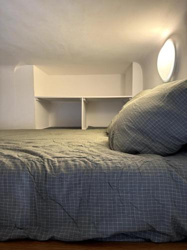 une chambre avec un lit avec un oreiller dessus dans l'établissement Studio Biarritz Côte des Basques, à Biarritz