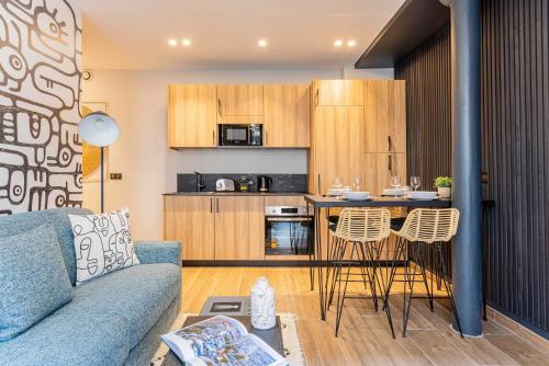 un salon avec un canapé et une cuisine dans l'établissement Magnifique apartment 2BR 6P Gare du Nord, à Paris