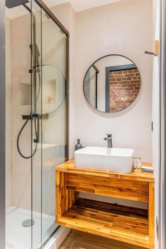 une salle de bain avec un lavabo et un miroir dans l'établissement Magnifique apartment 2BR 6P Gare du Nord, à Paris