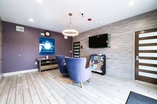 a waiting room with a chair and a television at Hotel Blue Spring in Spring