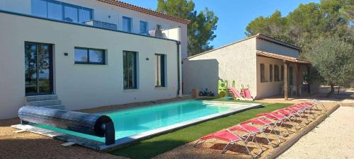 une piscine devant une maison dans l'établissement Spirit Of South, à Carsan