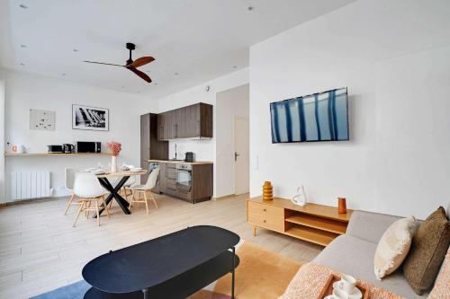 un salon avec un canapé et une table dans l'établissement Amazing apartment - 2BR 6P - Bastille, à Paris