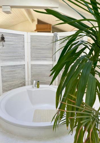 La salle de bains est pourvue d'une grande baignoire blanche. dans l'établissement BRUYERES - Capbreton, belle villa spacieuse entre ville et plages au calme, à Capbreton