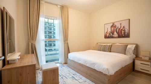 une chambre avec un lit et une grande fenêtre dans l'établissement Cozy 1br With Stunning Seaworld Views!, à Abu Dhabi