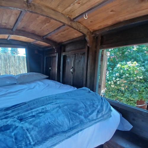 Postel nebo postele na pokoji v ubytování Gypsy Wagons, Arum Ave, Kommetjie