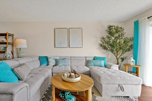 Posezení v ubytování Direct Oceanfront Condo with amazing Views near Cocoa Beach