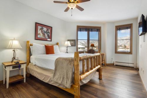 una camera da letto con un letto e un ventilatore a soffitto di Chapel Square 220 ad Avon