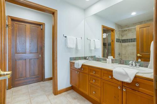 un bagno con un lavandino e un grande specchio di Chapel Square 220 ad Avon