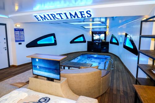 Una televisión o centro de entretenimiento en Emirtimes Hotel&Spa - Tuzla