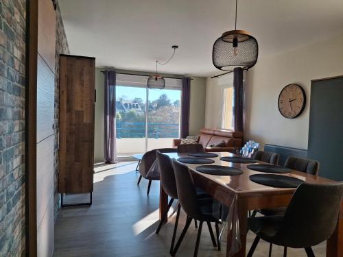 Posedenie v ubytovaní Appartement vue étang et port de Dahouët