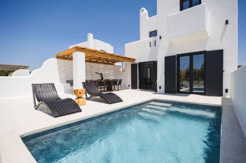 una villa con piscina y una casa en VotsaLo sea view house, en Kastraki Naxou