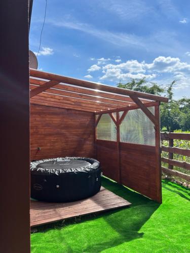 Κήπος έξω από το Domek nad rzeką Słupią z jacuzzi