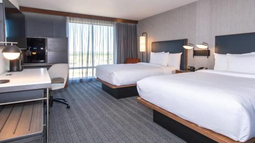 Ένα ή περισσότερα κρεβάτια σε δωμάτιο στο Courtyard by Marriott Bettendorf