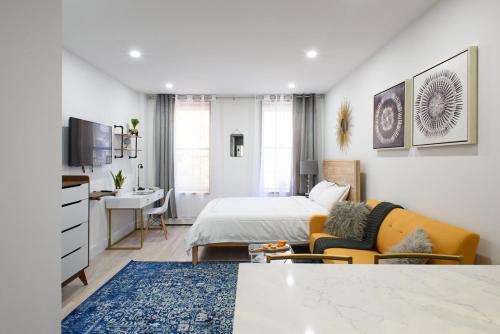 ニューヨークにある1597-8 Luxury STUDIO Upper East Side W&Dのベッドと机があるホテルの部屋