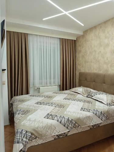 Un pat sau paturi într-o cameră la Apartman Gold King