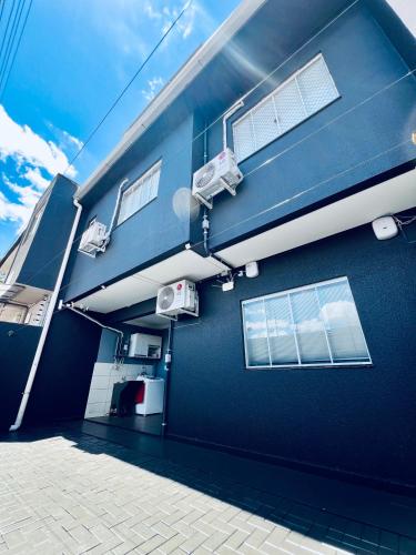 a blue building with windows and lights on it at Moderno Sobrado Climatizado com Ar Quente e Frio in Cascavel