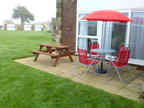 Κήπος έξω από το Brambles Chine 209 Self Catering Holiday Home Colwell Bay Isle of Wight - Ferry Offers - September October Availability