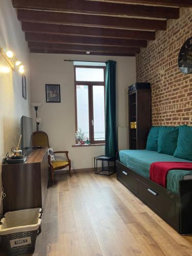 une chambre avec un lit, un bureau et une fenêtre dans l'établissement L’île aux ch’tis, à Lille