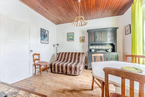 un salon avec un canapé et une table dans l'établissement Maison charmante à Soulac-sur-Mer avec jardin clôturé, à Soulac-sur-Mer