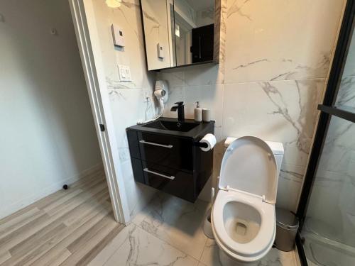 Ένα μπάνιο στο NDG Dreams! New & Modern 3BR Easy City Life