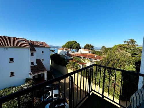 une vue depuis le balcon d'un immeuble dans l'établissement Casamea - Plage 20m, Vue Mer, Famille, à Porticcio