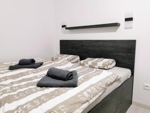 2 letti con cuscini in una camera da letto di Apartment Halova a Bratislava