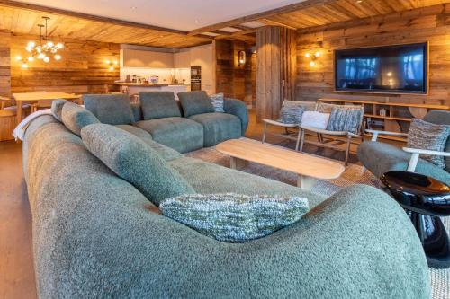 un salon avec un grand canapé et des chaises dans l'établissement Brand new luxury appartement in morel 50 meters from the slopes, à Mussillon