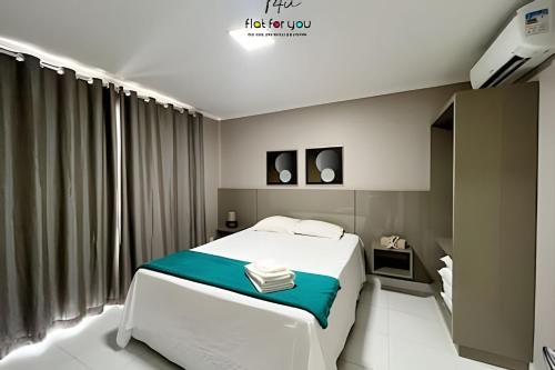 una camera da letto con un letto bianco e una finestra di #2006B# Apto 1 quarto Metropolitan Barcelona a Goiânia