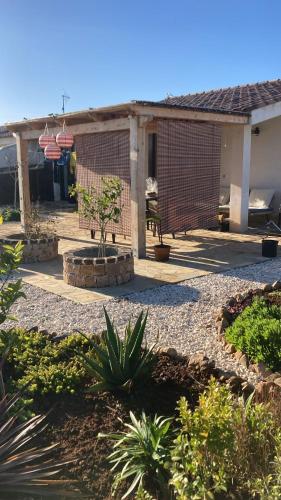 a house with a courtyard with a bench in it at Domu in su satu in Masainas