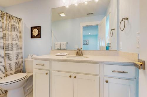 un baño con lavabo e inodoro en The Green Turtle - Upstairs, en Avon