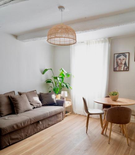 un salon avec un canapé et une table dans l'établissement Casa Del Mar, en plein centre ville!, à Bandol
