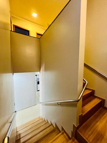 a room with stairs and a wall with a door at Moderno Sobrado Climatizado com Ar Quente e Frio in Cascavel