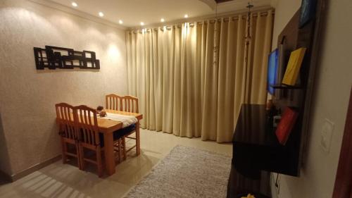 Μια τηλεόραση ή/και κέντρο ψυχαγωγίας στο Apartamento de 3 quartos