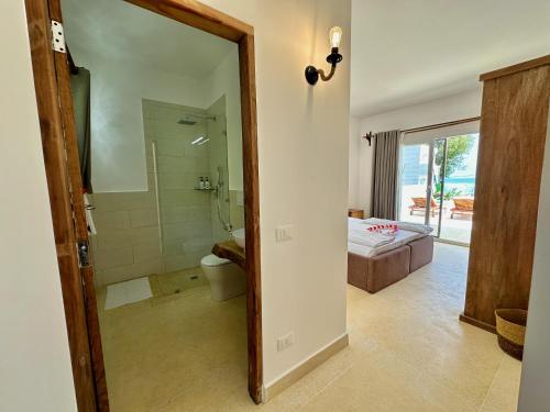 bagno con doccia e servizi igienici in camera. di Beachfront Alma Villa with Private Pool ZanzibarHouses a Kiwengwa
