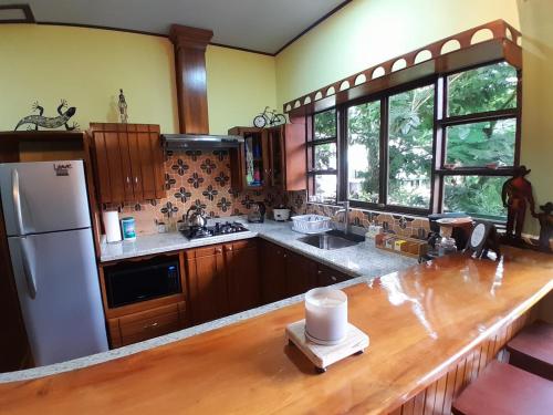 Kuchyň nebo kuchyňský kout v ubytování Riverside Oasis Cabin with A C