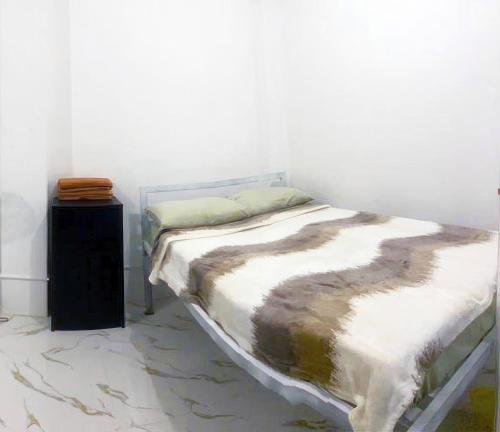 Ένα ή περισσότερα κρεβάτια σε δωμάτιο στο Centrally located studio with AC and kitchenette