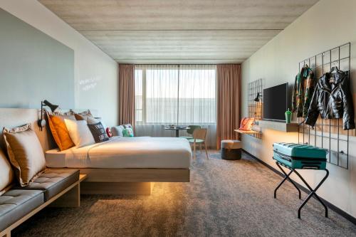 Postel nebo postele na pokoji v ubytování Moxy Antwerp