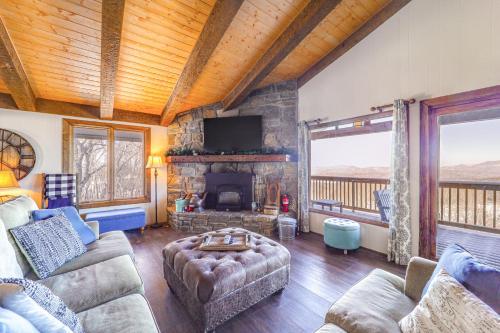 Posezení v ubytování Beech Mountain Home with Game Room and Mountain Views!