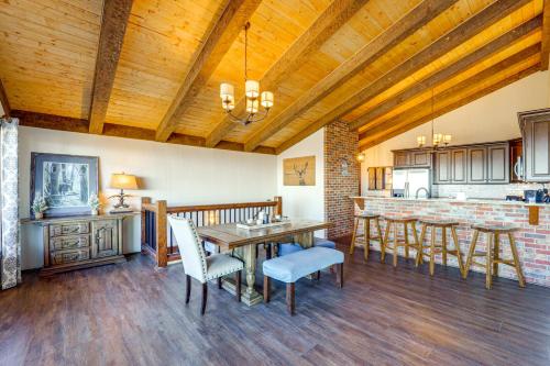 Kuchyň nebo kuchyňský kout v ubytování Beech Mountain Home with Game Room and Mountain Views!