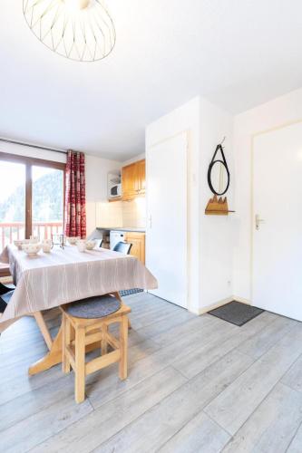 une chambre avec un lit et une table dans l'établissement Les Chalets D'arrondaz - 3 pièces appartement 4/6 personnes MAE-2940, à Modane