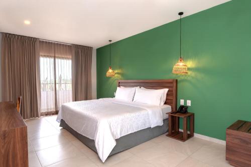 Ένα ή περισσότερα κρεβάτια σε δωμάτιο στο Holiday Inn Tulum by IHG
