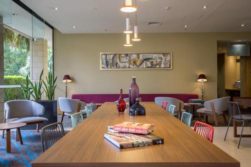 Posezení v ubytování Crowne Plaza Sydney Macquarie Park by IHG