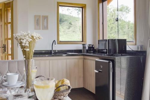 Кухня или мини-кухня в Chalé Aurora do Pinhal
