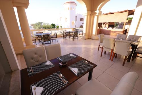 Restoran või mõni muu söögikoht majutusasutuses Continental Plaza Beach Resort