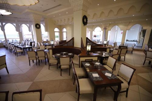 Restoran või mõni muu söögikoht majutusasutuses Continental Plaza Beach Resort
