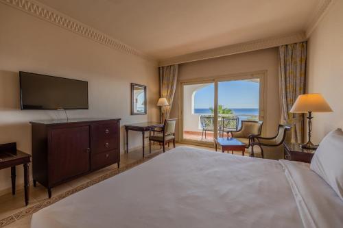 Televiisor ja/või meelelahutuskeskus majutusasutuses Continental Plaza Beach Resort