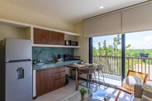 Η κουζίνα ή μικρή κουζίνα στο BOHO Loft Steps from the Beach