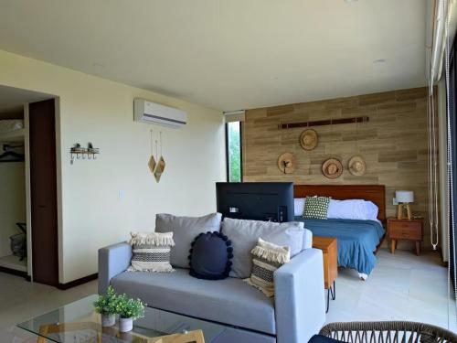 Χώρος καθιστικού στο BOHO Loft Steps from the Beach