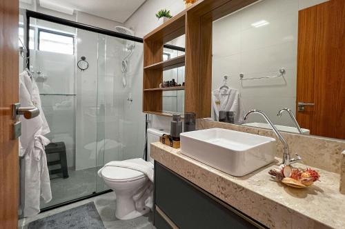 ein Badezimmer mit Waschbecken, Toilette und Dusche in der Unterkunft Charmoso Bessa 200m da Praia 2 Quartos 5 Pessoas in Nossa Senhora do Livramento